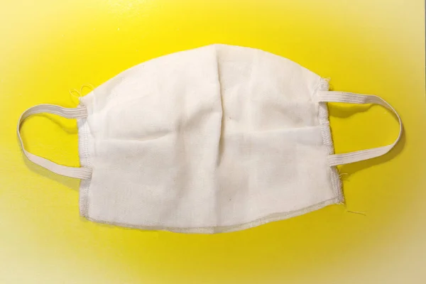 Nasıl koruyucu maske dikileceğini. Evde basit bir maske. Böyle bir maske herkes tarafından dikilebilir.