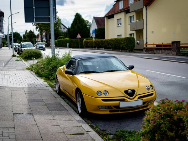 Sarı alfa romeo 916 sokakta, zarif rafine edilmiş spor araba. Sarı alfa romeo 916 sokakta, zarif rafine edilmiş spor araba. Köln, Kuzey Ren-Vestfalya - 3 Ekim 2020