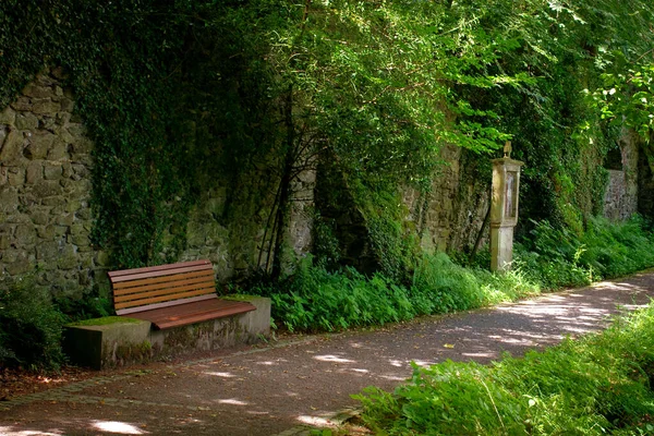 Manastırdaki eski parktaki taş duvarın yanındaki banka.