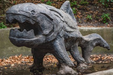 Ukrayna 'nın Cherkasy şehrindeki parktaki büyük bir balığın heykeli.