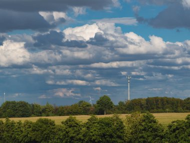 Yağmur bulutları tarlanın üzerinde