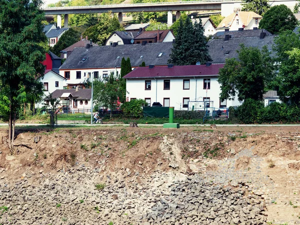 Tehlikeli nehir kıyısı, şehirde uçurum