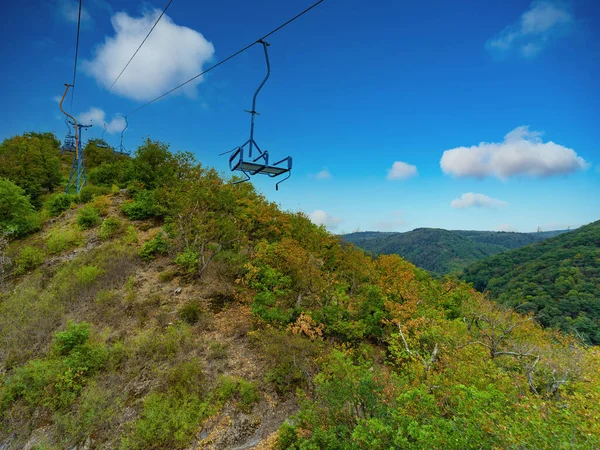 Dağlarda küçük bir teleferik.