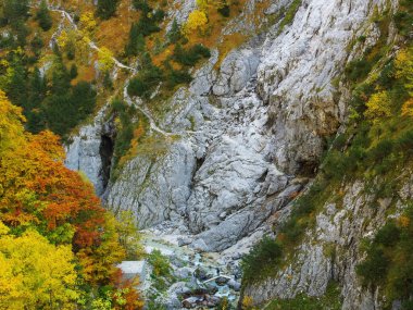 Sonbaharda dağlarda tehlikeli patikalar
