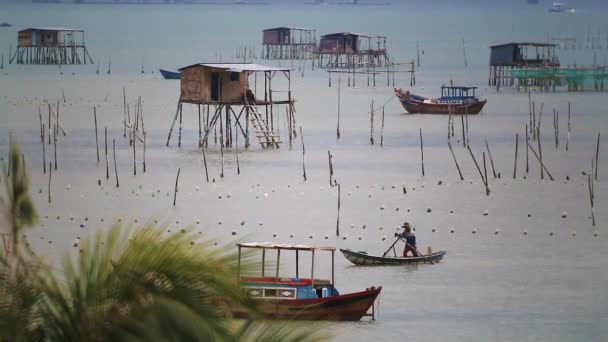 Barcos de pesca perto da vila piscatória — Vídeo de Stock