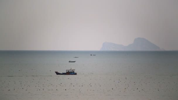 Barcos de pesca cerca de pueblo pesquero — Vídeos de Stock