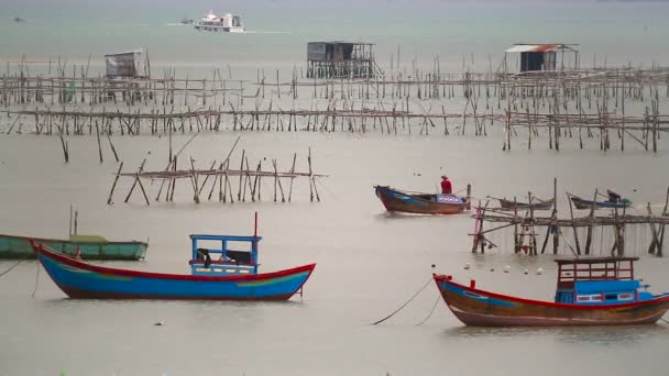 Barcos de pesca cerca de pueblo pesquero — Vídeo de stock