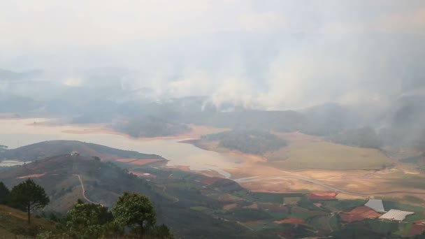 Incendio forestal en las montañas vietnam — Vídeo de stock