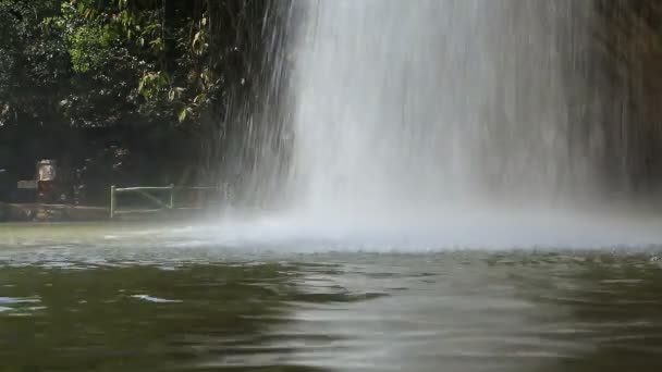 Wodospad w tropikalnym lesie — Wideo stockowe