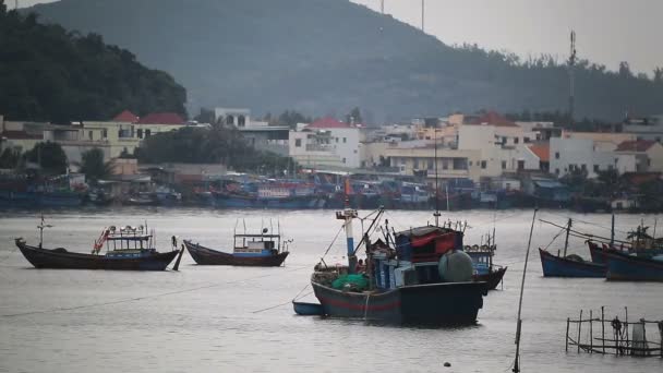 Vissersboten in de buurt van vissersdorp — Stockvideo