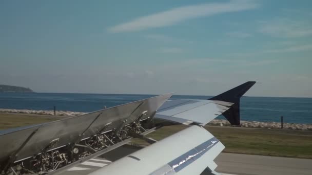 Прибуття літака на злітно-посадкову смугу — стокове відео