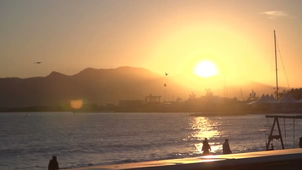 Stranden van Cannes, Frankrijk bij zonsondergang. — Stockvideo