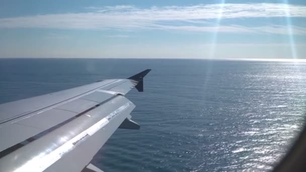 Avião pousando com a água — Vídeo de Stock