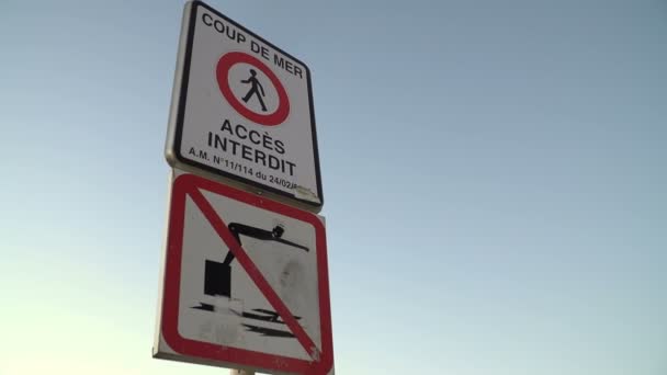 Warning signs on the beach — Stock Video