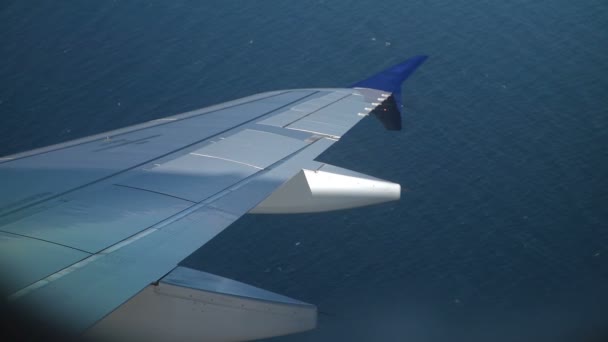 Skrzydła samolotu nad powierzchnią wody — Wideo stockowe