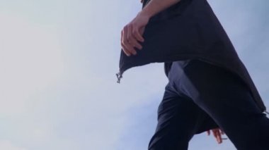 Sigarettes ile birlikte yürüyen adam