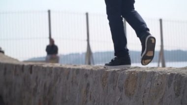 Sigarettes ile birlikte yürüyen adam