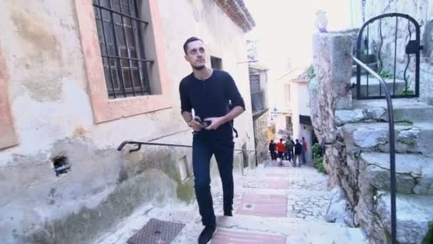 Homme marchant dans la rue — Video