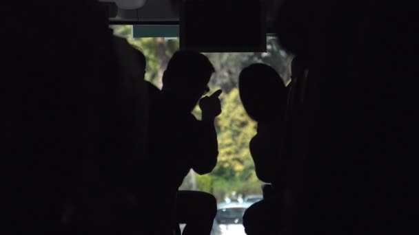 Homem e mulher conversando no ônibus — Vídeo de Stock