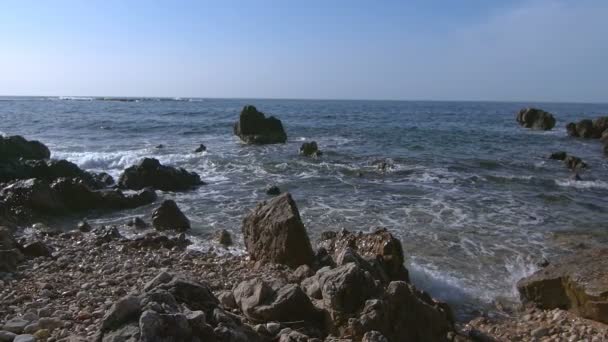 Big waves crashing on stones — Stock Video