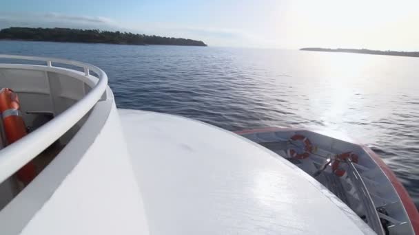Yacht näsa på Medelhavet — Stockvideo