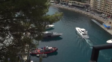 Waterhouse üzerinde tekne yüzen