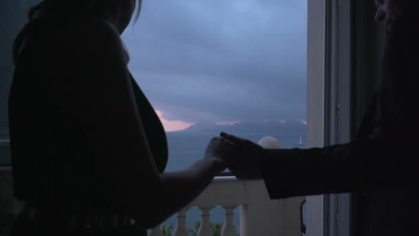 Sortez au balcon. — Video