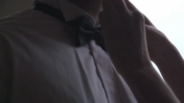 adam işadamı papyon düzeltir