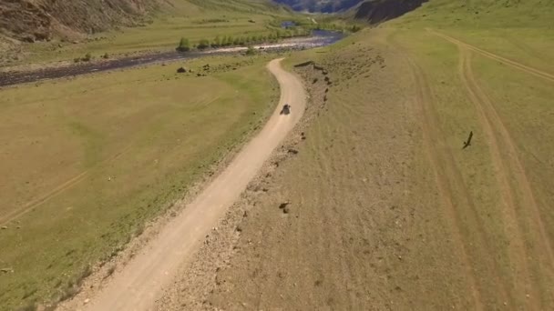 Coche en un camino sinuoso en las montañas — Vídeos de Stock