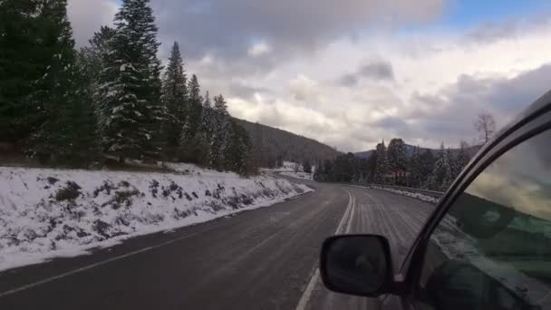 Paisaje invernal con la carretera desde el coche — Vídeo de stock