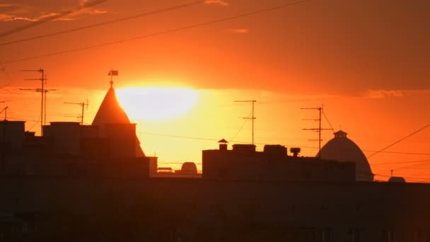 Захід сонця над дахом міських будинків — стокове відео