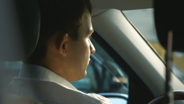 Homem bebendo água no carro — Vídeo de Stock