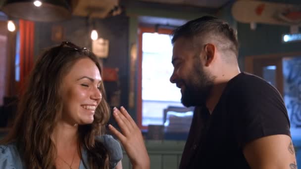 一个女孩和一个男孩坐在一家酒吧 — 图库视频影像