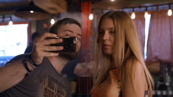 Casal jovem tirando foto selfie — Vídeo de Stock