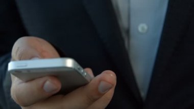 Adam izlemek ve telefonda mesaj yazmak