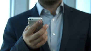 Adam izlemek ve telefonda mesaj yazmak