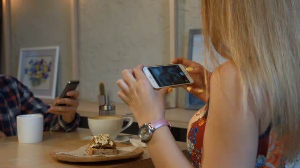 Женщина фотографирует вкусный десерт — стоковое видео