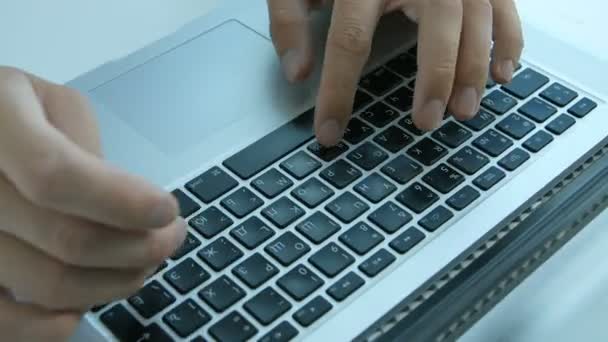 Ember kezében Laptop gépelés — Stock videók
