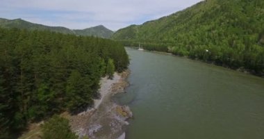 Üzerinde uçuş nehir