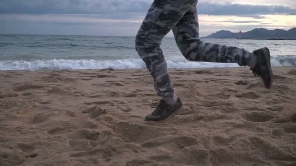Mężczyzna biegający po plaży. — Wideo stockowe