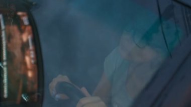 Penceresine bakarak arabadaki kız