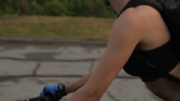 Fit vrouw rijden fiets — Stockvideo