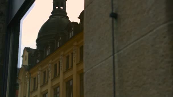 Byggnad i gamla stan i Leipzig, Tyskland — Stockvideo