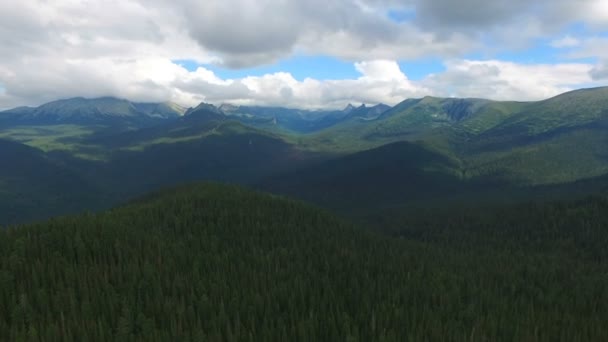 Voando sobre as montanhas — Vídeo de Stock