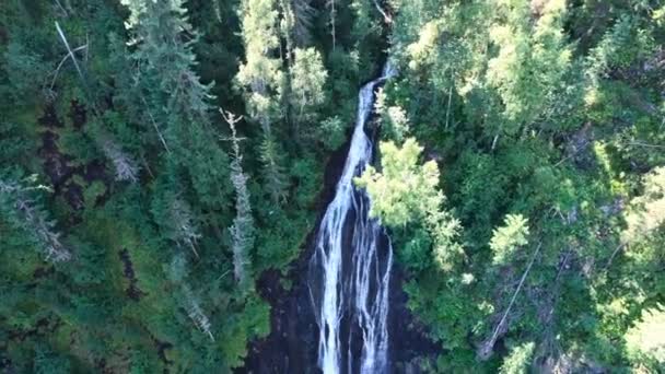 Vattenfall på reservoaren Sayanogorsk — Stockvideo