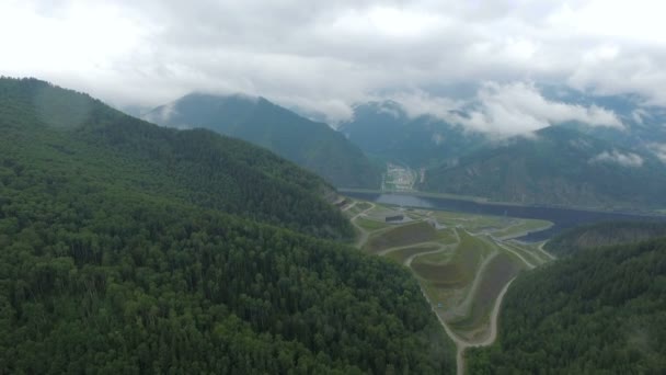 Hidroelektrik Santrali üzerinde uçan — Stok video