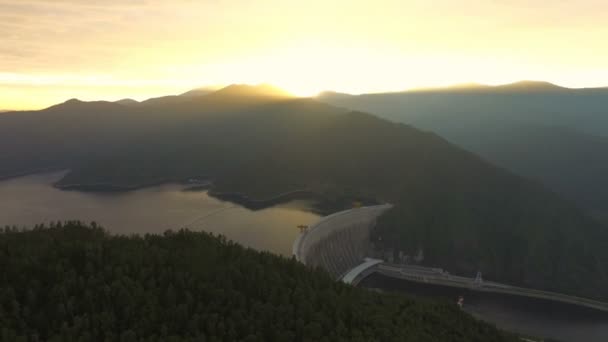 Flygande över vattenkraftverket — Stockvideo