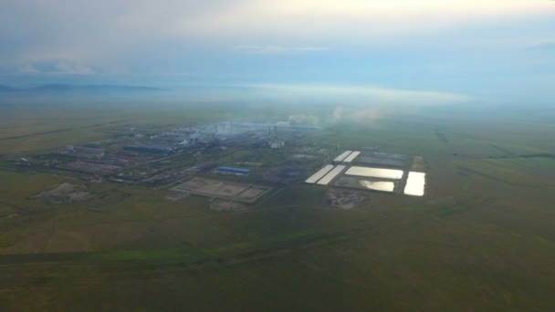 Letecký snímek průmyslové oblasti Aldel hliníkové huti — Stock video