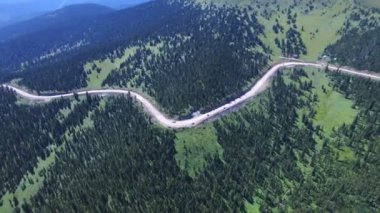 Dağların üzerinden Flyind