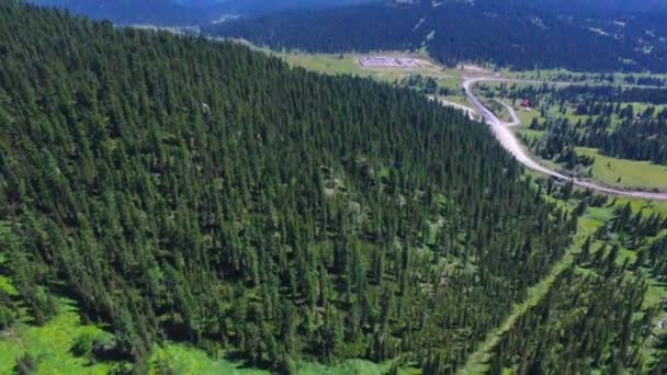 Fliegen über die Berge — Stockvideo